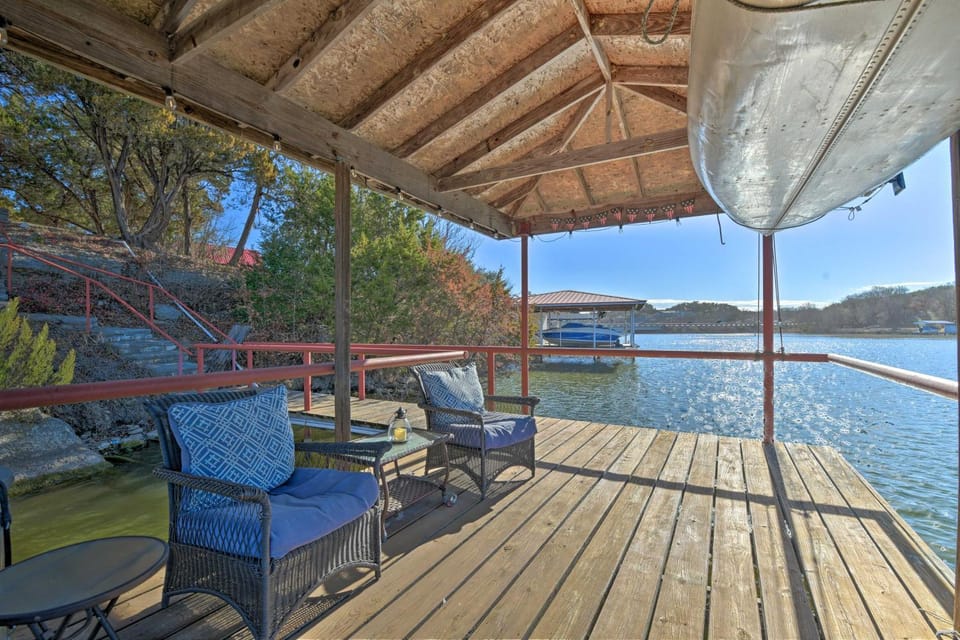 Lakefront Getaway w/ Boat Dock, Canoe, Grill! House in Granbury