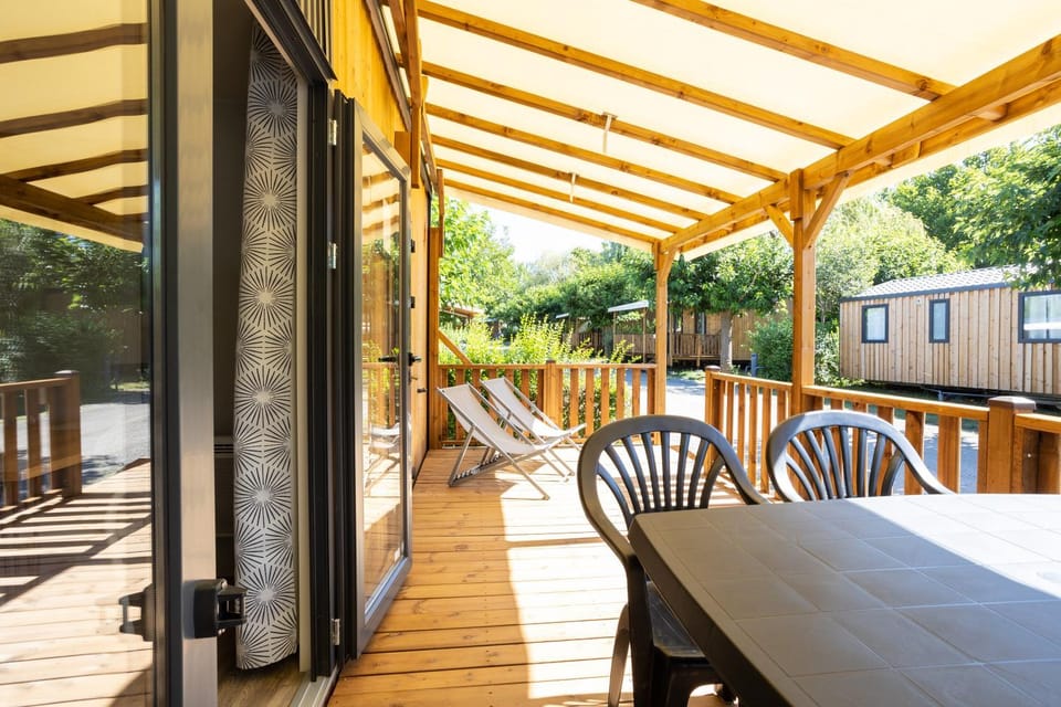 Camping Sites et Paysages Les Prés Hauts Campground/ 
RV Resort in Sisteron