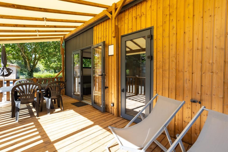 Camping Sites et Paysages Les Prés Hauts Campground/ 
RV Resort in Sisteron