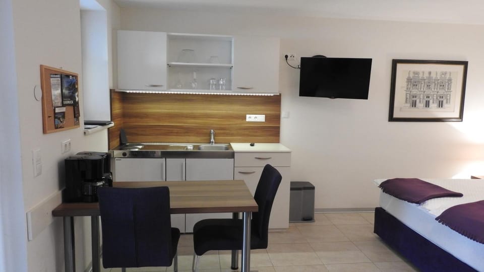 Kitchen or kitchenette, Seating area, Dining area