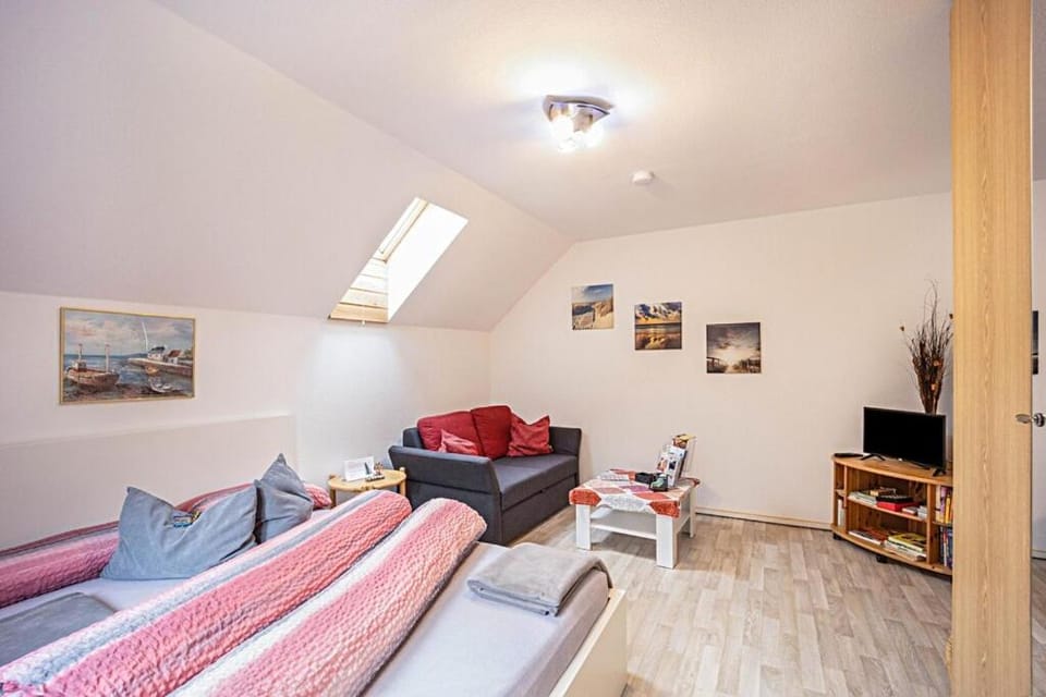Bed, TV and multimedia, Photo of the whole room, Seating area, Bedroom, Guests