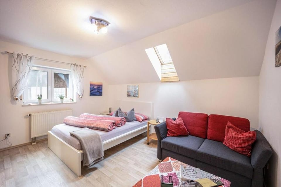 Bed, Photo of the whole room, Seating area, Bedroom, Guests