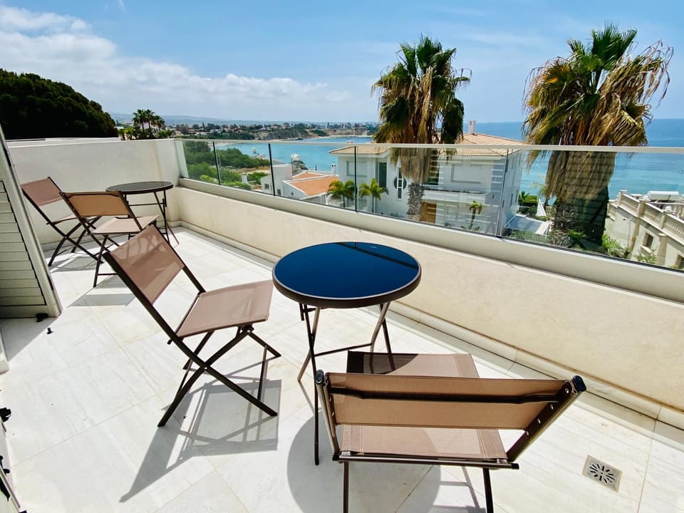 Natural landscape, View (from property/room), Balcony/Terrace, Balcony/Terrace, Living room, Seating area, Sea view
