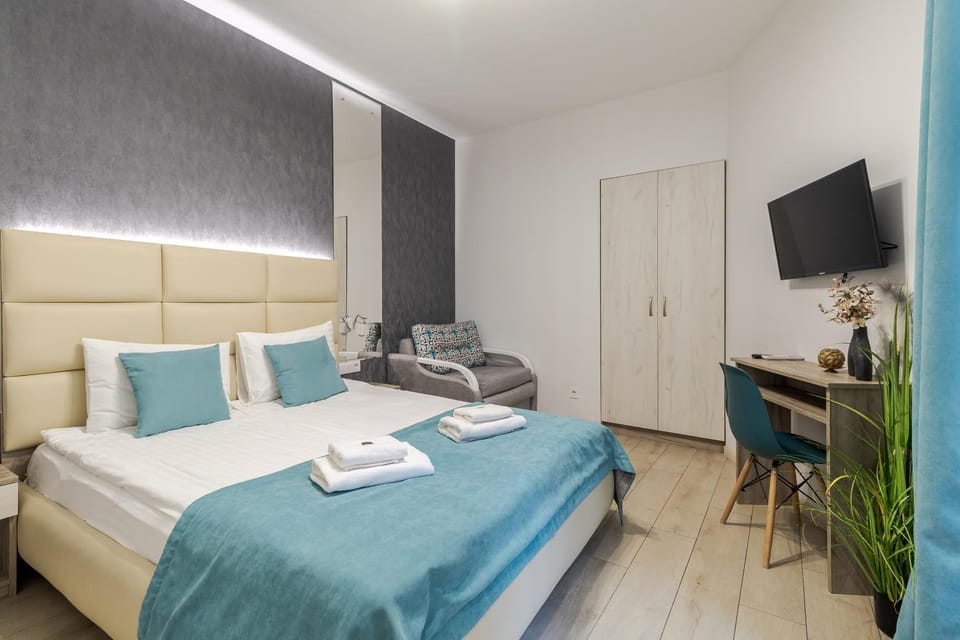 Bed, TV and multimedia, Bedroom, wardrobe