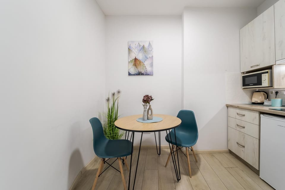 Kitchen or kitchenette, Dining area