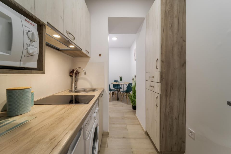 Kitchen or kitchenette, Dining area, stove