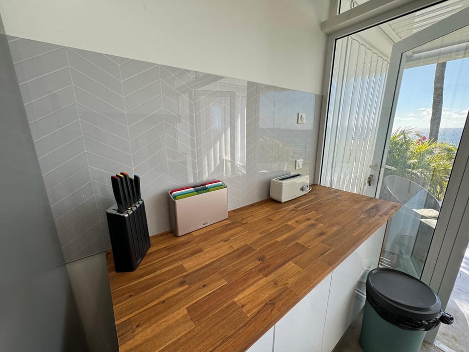 Kitchen or kitchenette, Dining area, minibar, toaster, kitchen
