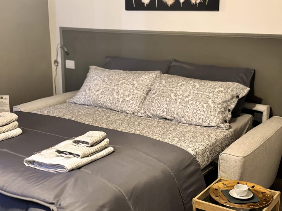 Bed, Bedroom, towels