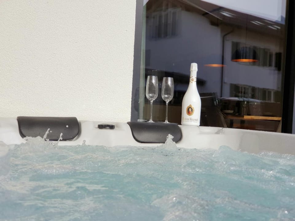 Hot Tub, Swimming pool