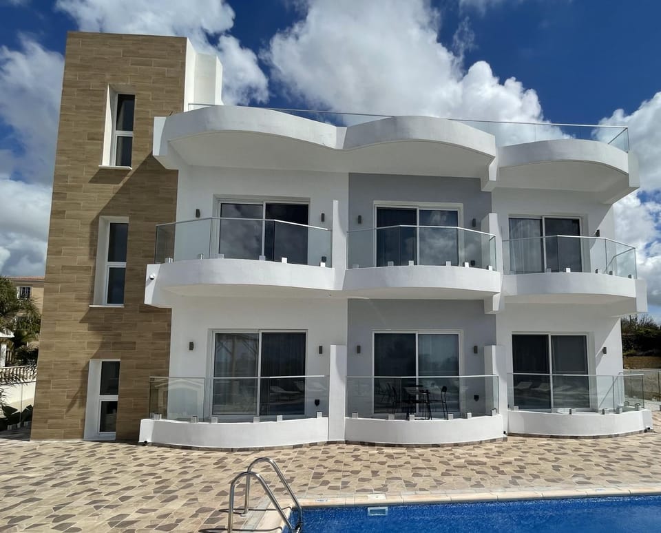 Property building, Day, Balcony/Terrace, Swimming pool