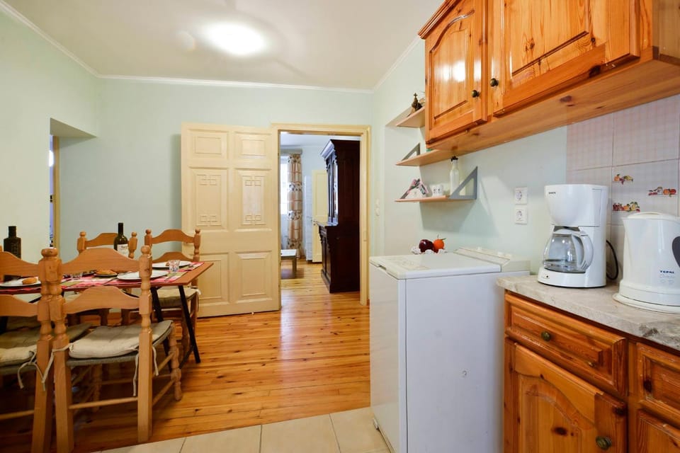 Coffee/tea facilities, Kitchen or kitchenette, Dining area, washing machine