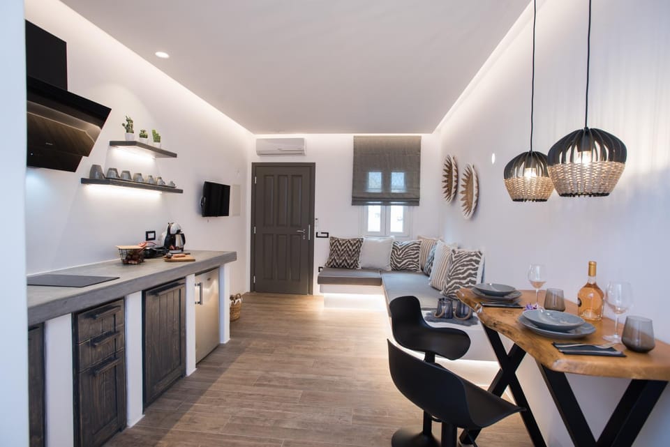Kitchen or kitchenette, Living room, Seating area, Dining area
