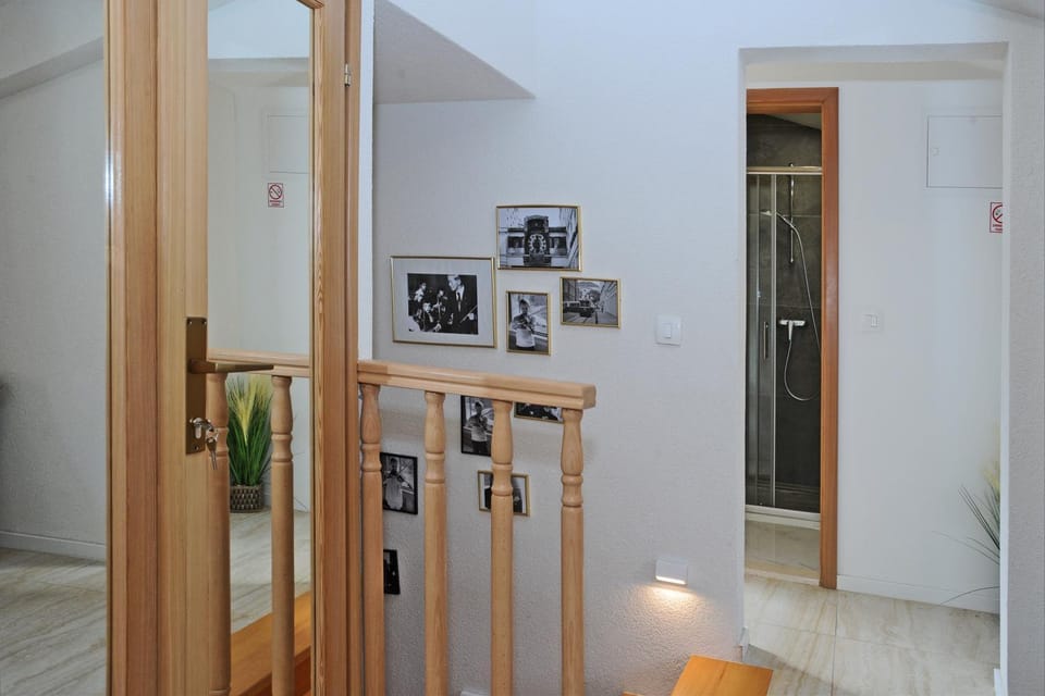 Decorative detail, Floor plan