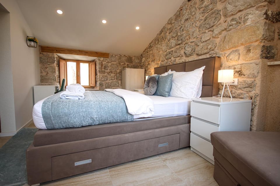 Bed, TV and multimedia, Living room, Seating area, Bedroom