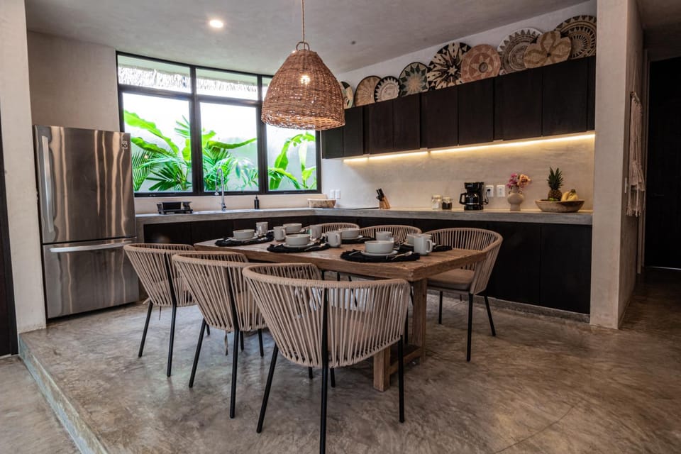 Kitchen or kitchenette, Dining area, stove