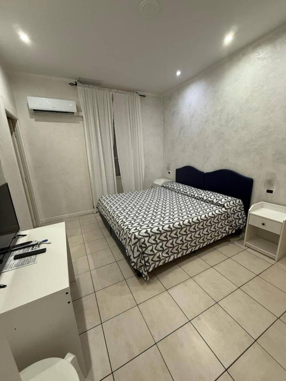 Bed, TV and multimedia, Bedroom, air conditioner