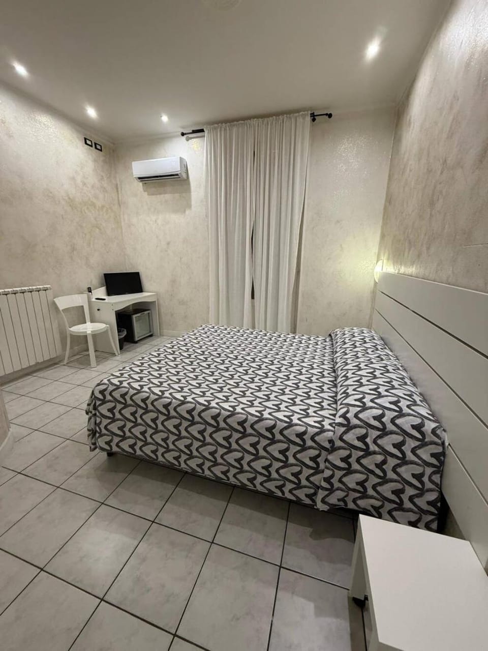 Bed, Photo of the whole room, Bedroom, air conditioner