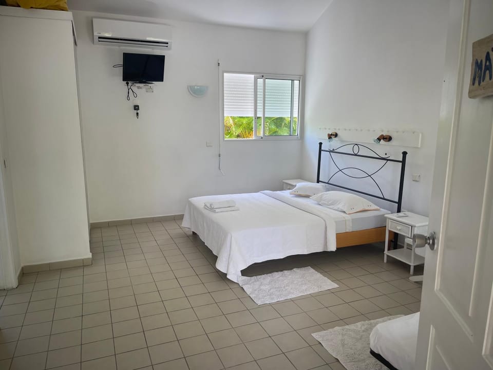 Bed, TV and multimedia, Photo of the whole room, Bedroom, air conditioner