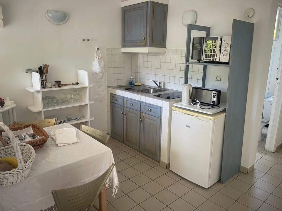 Coffee/tea facilities, Kitchen or kitchenette, Dining area, stove, toaster