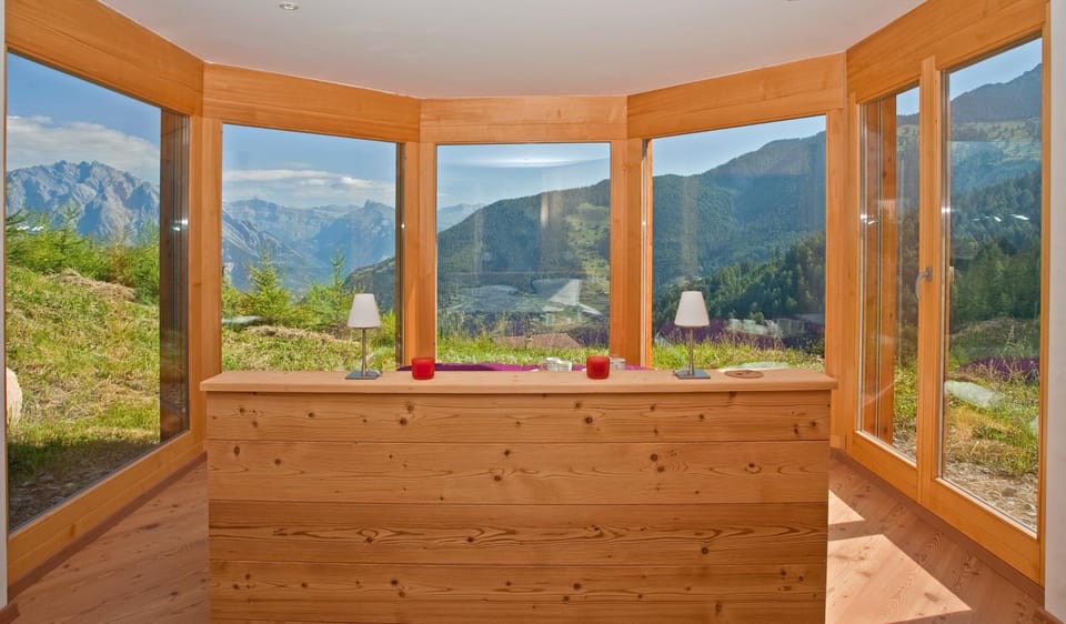 Bedroom, Mountain view