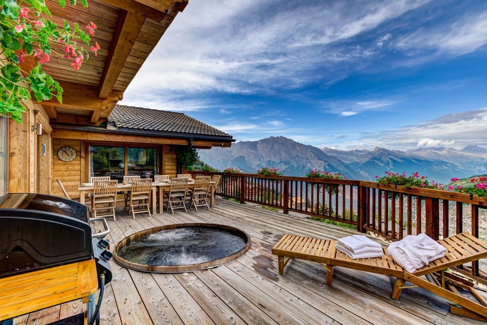 Hot Tub, Solarium, Dining area, Mountain view