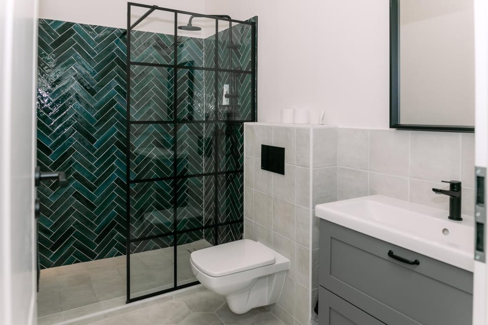 Shower, Toilet, Bathroom, towels