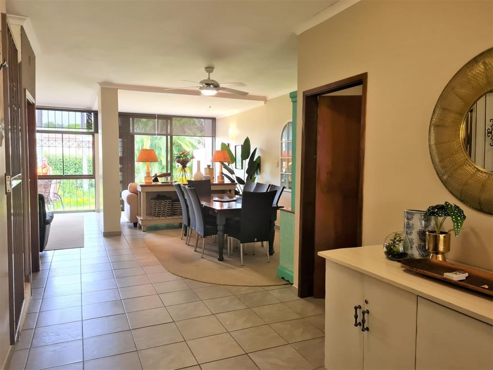 Facade/entrance, Seating area, Dining area