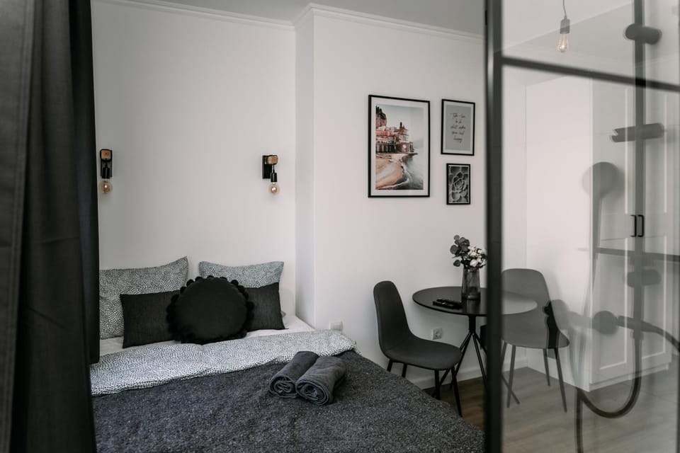 Bed, Photo of the whole room, Seating area, Bedroom
