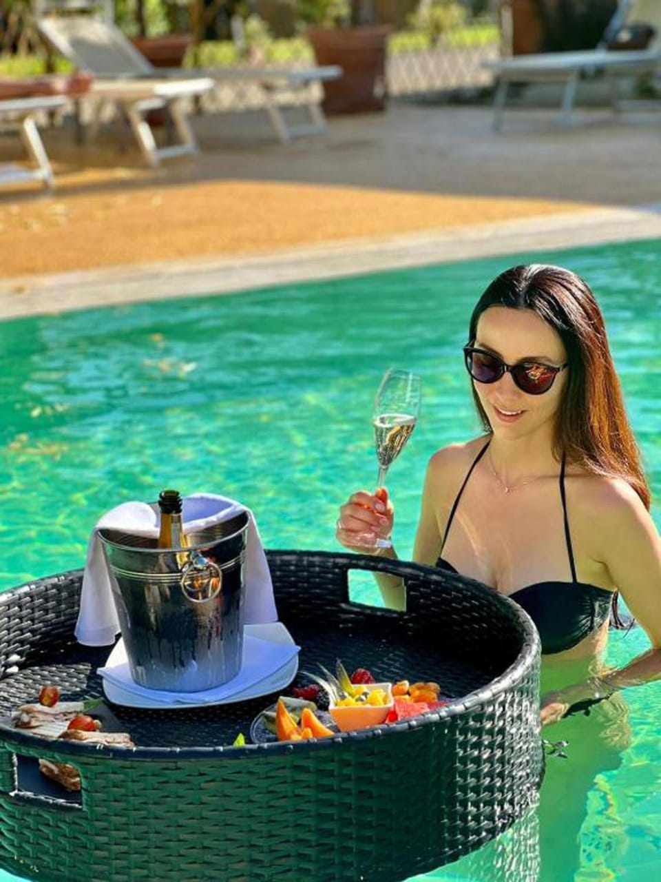 Guests, Swimming pool, Alcoholic drinks