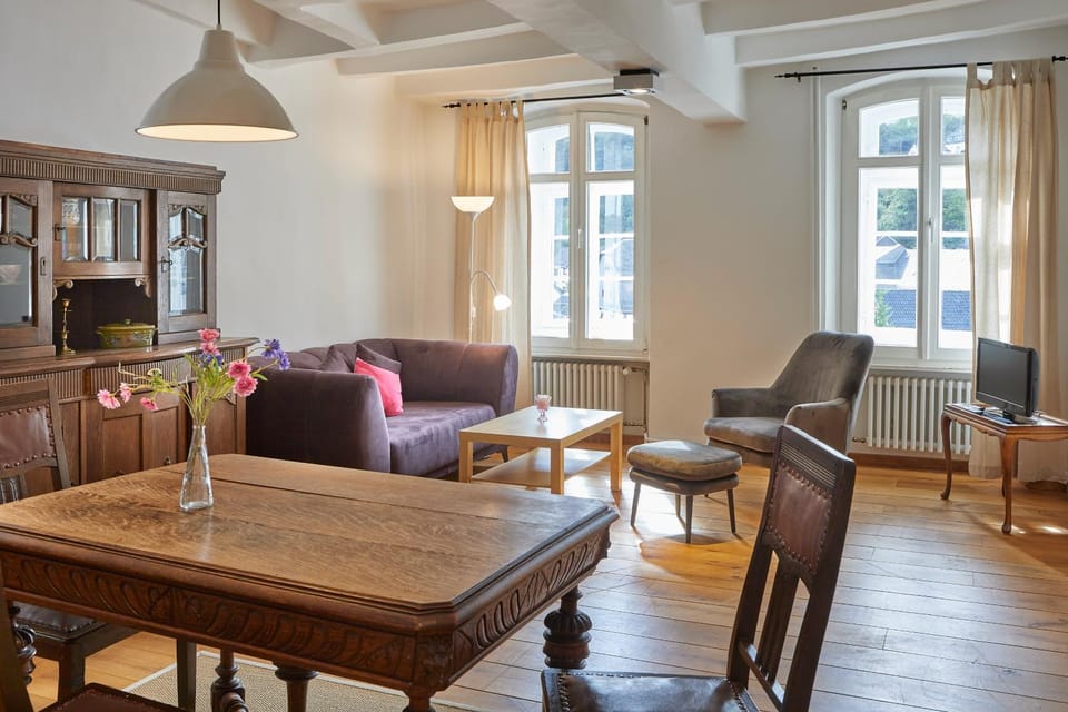 Seating area, Dining area
