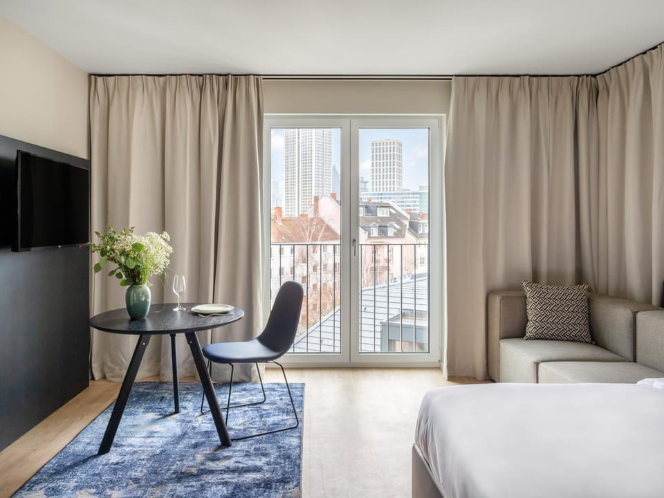 Bed, TV and multimedia, View (from property/room), Seating area, Dining area, Bedroom