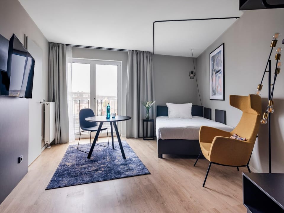 Bed, TV and multimedia, Seating area, Bedroom