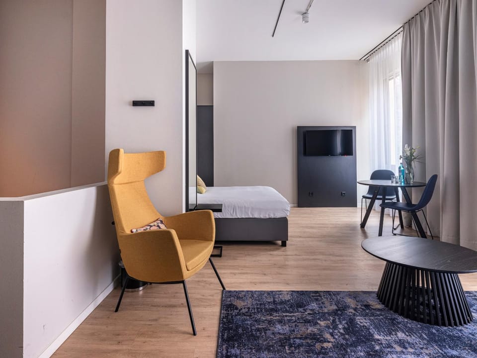Bed, TV and multimedia, Photo of the whole room, Seating area, Bedroom