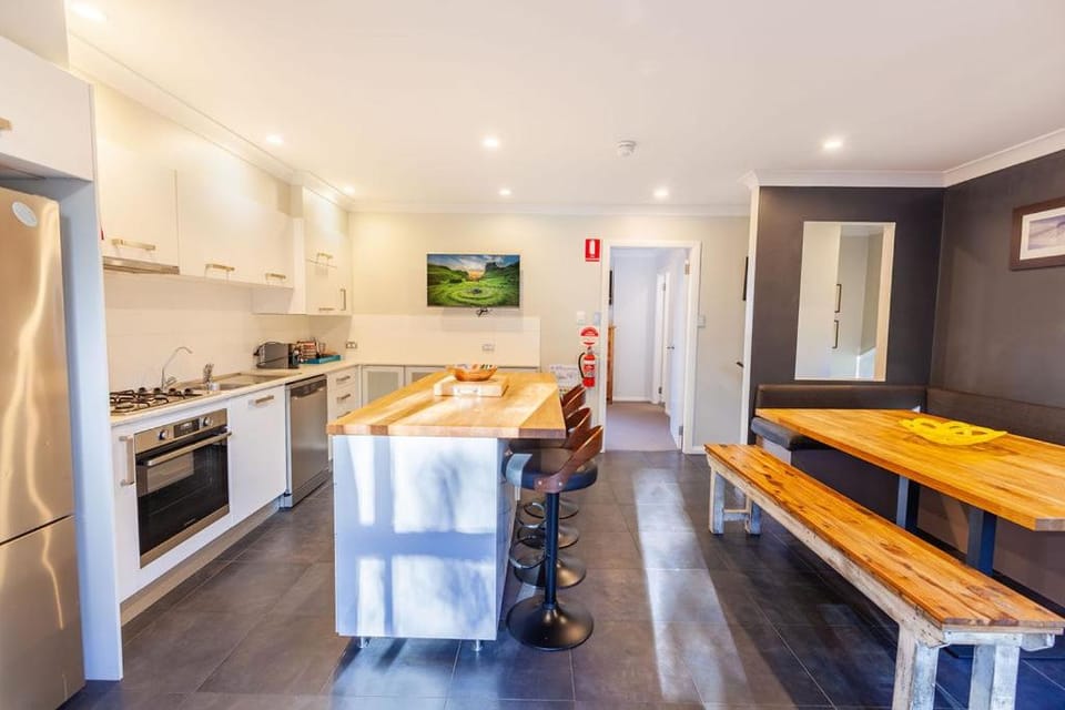 Snowcreek 2 Alpine Chalet, Private Garage Chalet in Thredbo