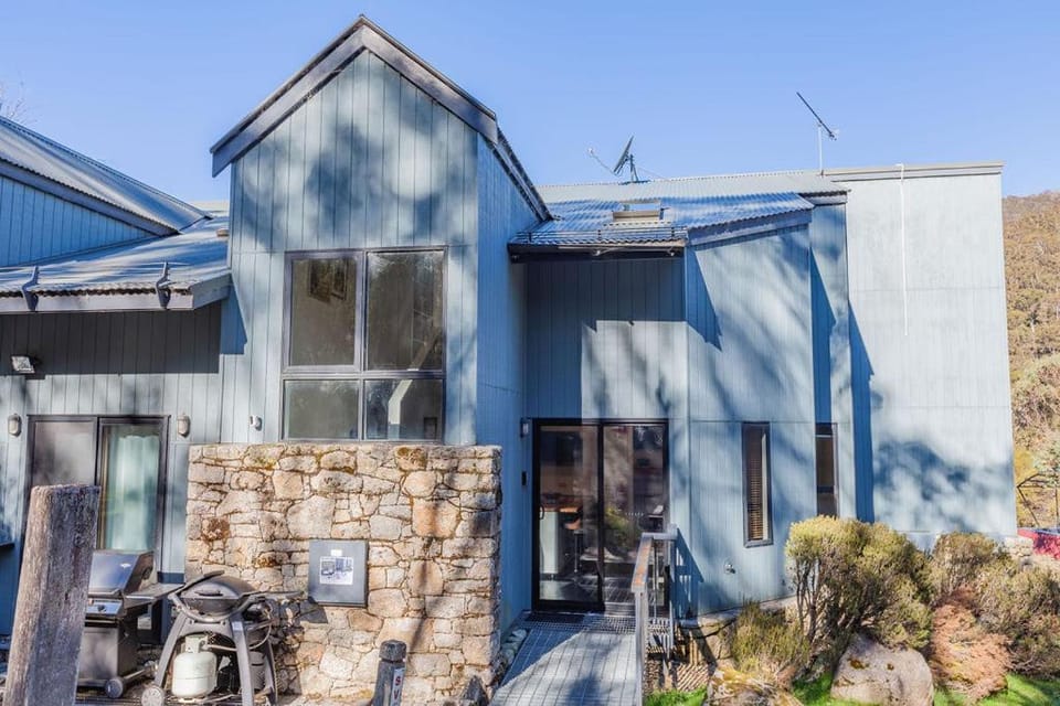 Snowcreek 2 Alpine Chalet, Private Garage Chalet in Thredbo