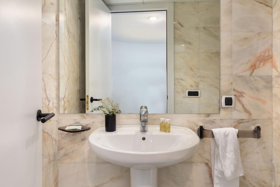 Toilet, Bathroom, towels