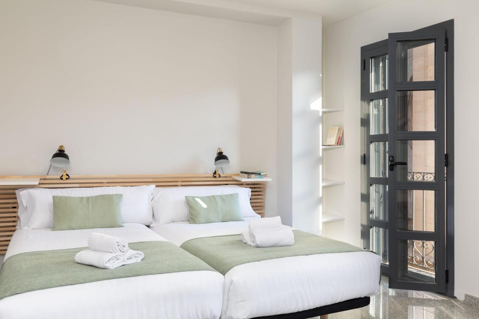 Bed, Balcony/Terrace, Photo of the whole room, Bedroom, towels