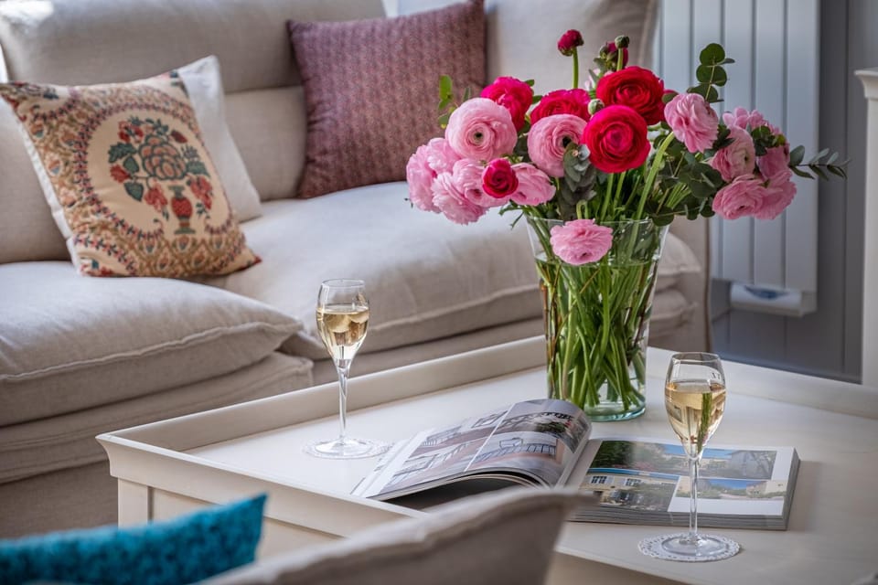 Living room, Seating area, Drinks