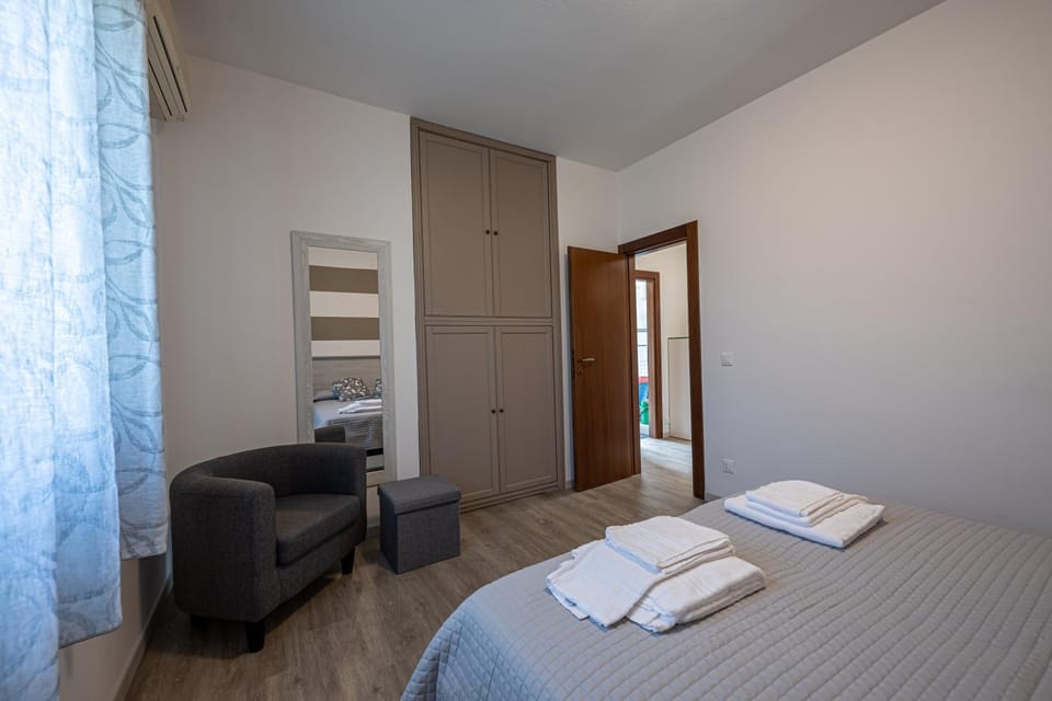 Bed, Photo of the whole room, Bedroom, towels, wardrobe