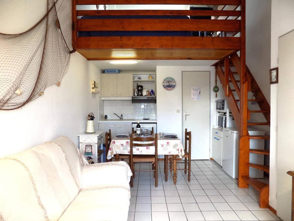 Kitchen or kitchenette, Seating area, Dining area, oven, stove