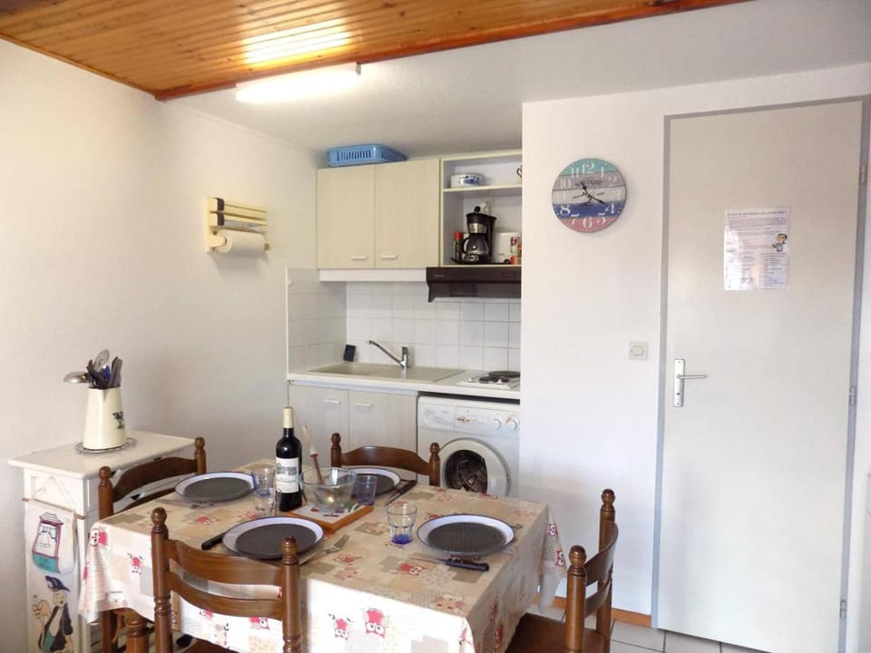 Kitchen or kitchenette, Dining area, oven, stove, washing machine