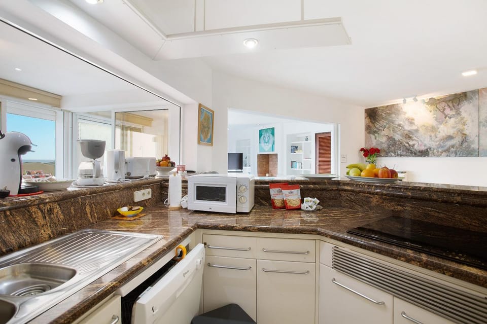 Kitchen or kitchenette, Living room