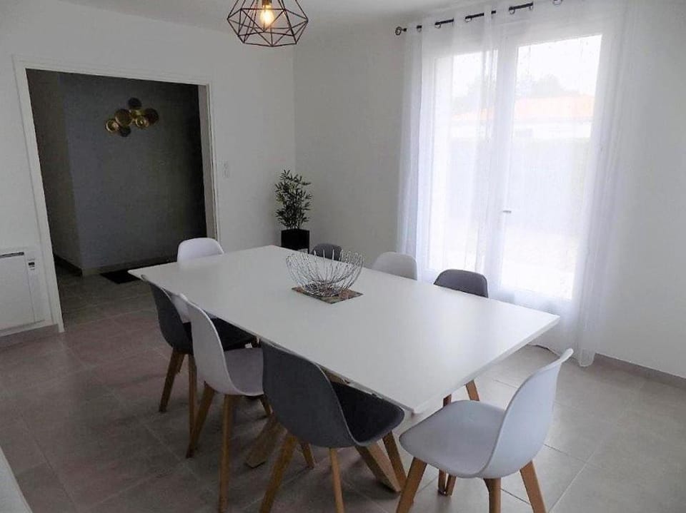 Living room, Decorative detail, Seating area, Dining area