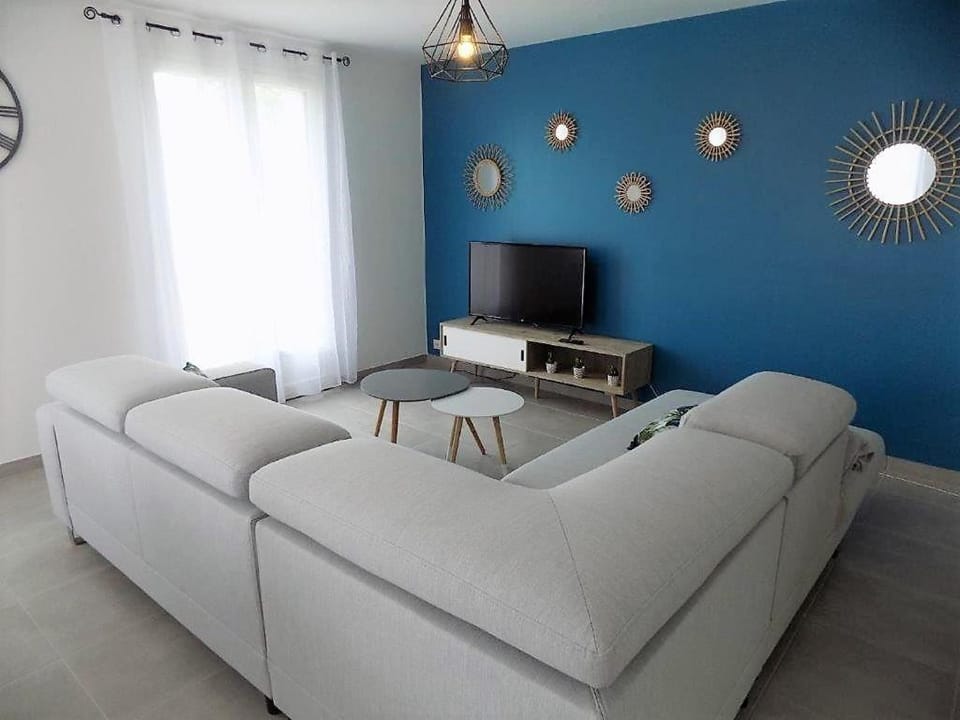 TV and multimedia, Living room, Seating area, hair dresser