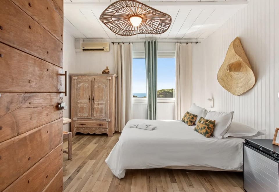 Bed, Natural landscape, Photo of the whole room, Bedroom, air conditioner