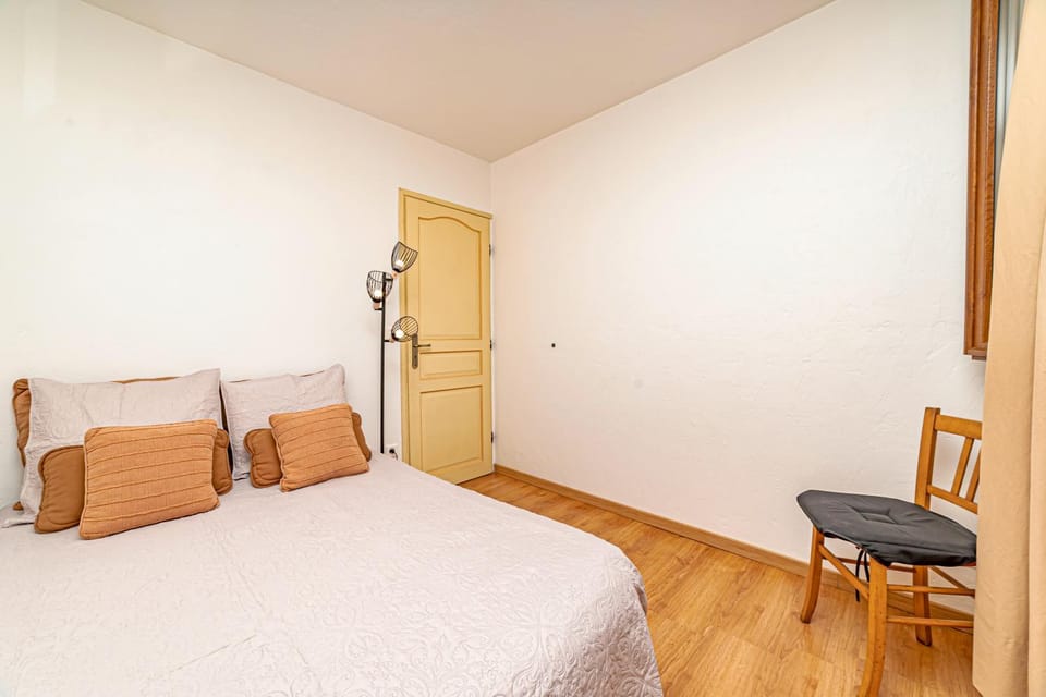 2 Bed Apartment Sleeps 6 - Pets Ok - Free Parking Apartment in French Riviera