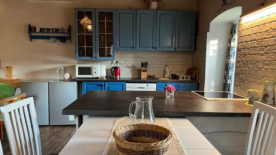 Dining area, kitchen