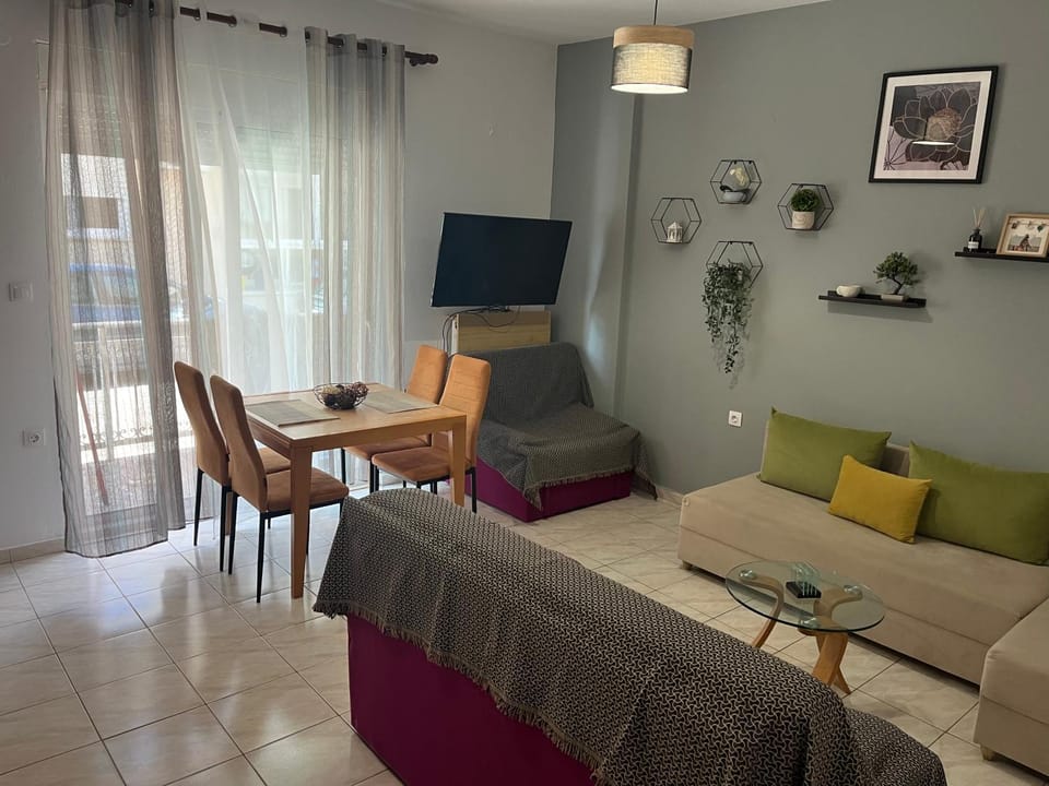 TV and multimedia, Living room, Seating area, Dining area