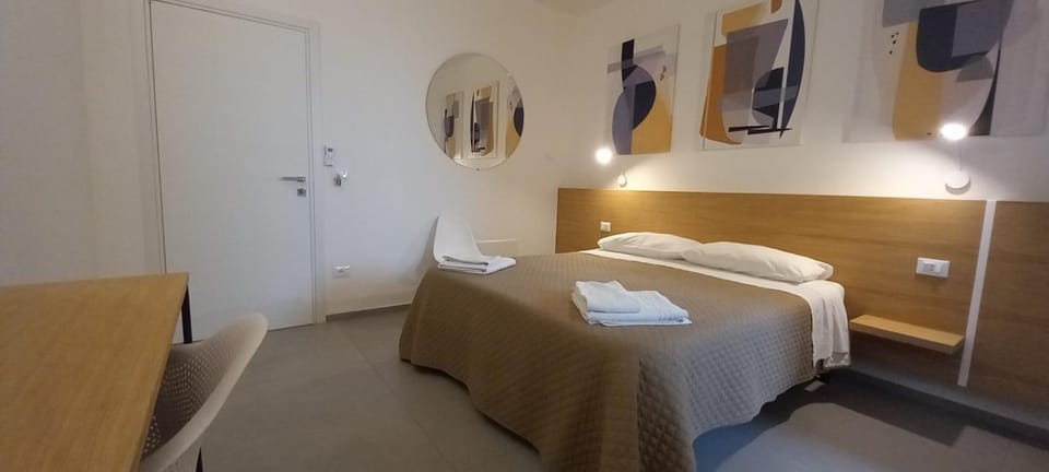 Bed, Bedroom, towels