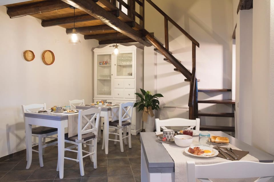 Living room, Food and drinks, Seating area, Food